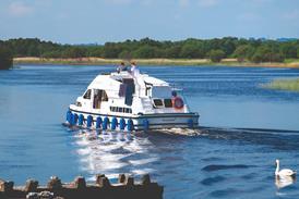 p34 35 Cruising on the Shannon, Shannonbridge, Co Offaly_master