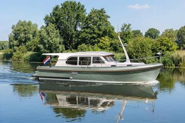 01_Linssenyachts351_Sedan_MysticGreen-lr_1200x695