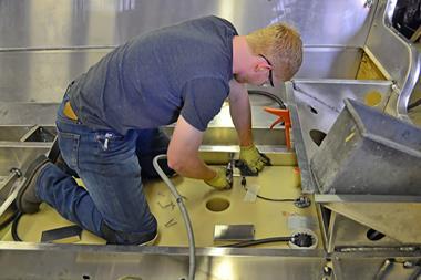 Installing fuel tank in aluminium boat