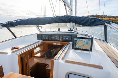 Hallberg-Rassy370cockpit373ABylund