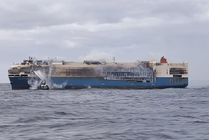 Le Felicity Ace a pris feu au milieu de l'Atlantique et a brûlé pendant plus d'une semaine avant que les pompiers ne puissent monter à bord en toute sécurité. Personne n'a été perdu ou blessé, mais le navire a fini par couler, emportant dans son sillage 4 000 voitures de prestige d'une valeur de 330 millions de dollars.