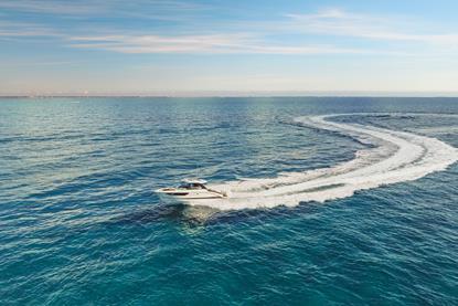 2026-SLX-360-Outboard-SXO360-aerial-running-port-01568