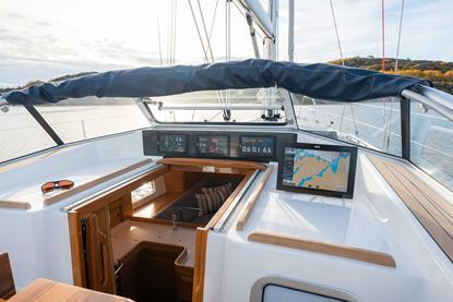 Hallberg-Rassy370cockpit373ABylund