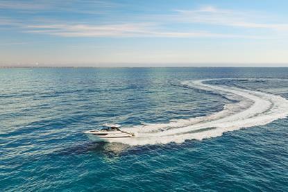 2026-SLX-360-Outboard-SXO360-aerial-running-port-01568