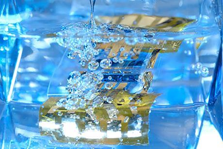 RIKEN-flexible-organic-photovoltaic-material-under-test-in-water