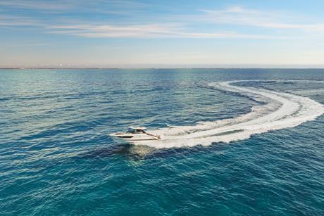 2026-SLX-360-Outboard-SXO360-aerial-running-port-01568