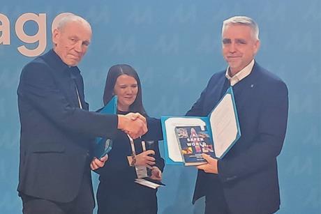 Simon Grainge, Chief Executive at ISWAN (left) formalises the partnership with Engel-Jan de Boer, Global Yacht Segment Director at LR the Metstrade show in Amsterdam.