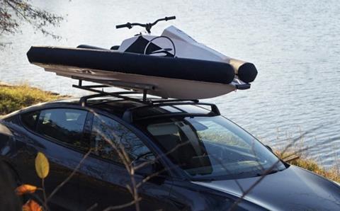 Weighing 90kg in cruising mode, and 57kg in transport mode, the Roxen has been designed to be carried on a car’s roofrack. The inflatable tubes add stability on the water, and modern geofencing electronics make it ideal for the rental market.